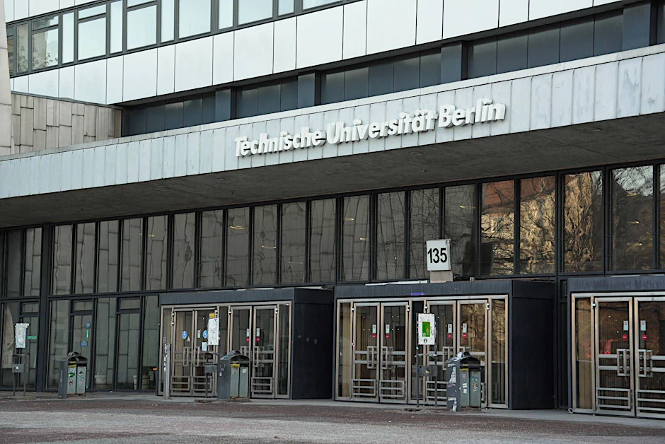 Das Hauptgebäude der Technischen Universität in marode.