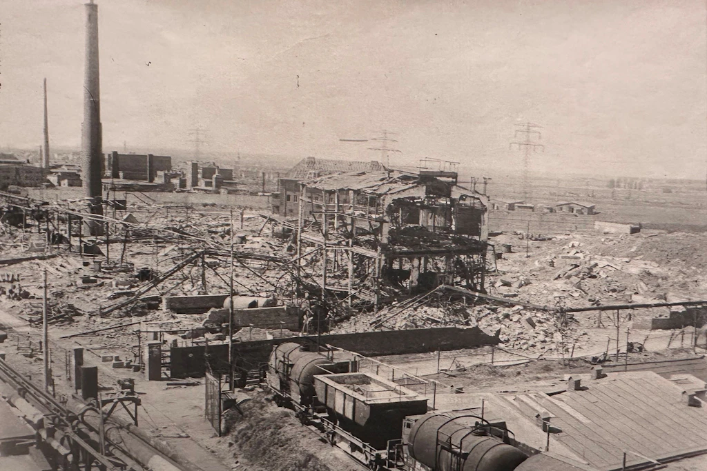 Aus dem Archiv von Erich Gadde: Ein Jahr nach Kriegsende 1946 besetzen sowjetische Truppen das Gelände der Orgacid GmbH und sprengen alles.