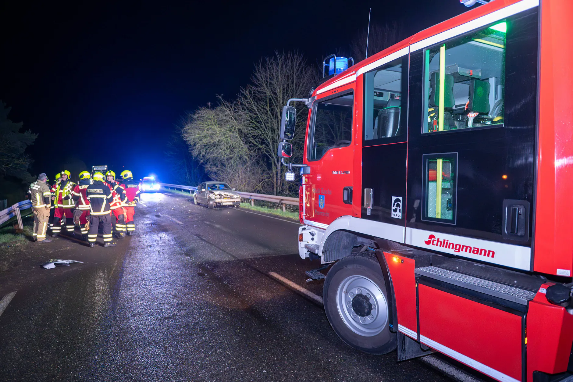 Die Feuerwehr in Taucha bei einem Einsatz nach einem Umfall auf der B87.