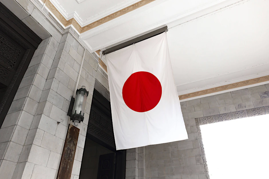 Die japanische Flagge in einem Verwaltungsgebäude in Japan (Symbolbild)