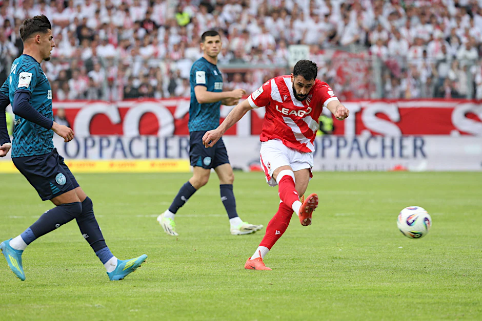 Dann macht es halt der Bruder! Während Tolcay Cigerci gesperrt war, sorgte eben Tolga für das 2:1 für Cottbus.