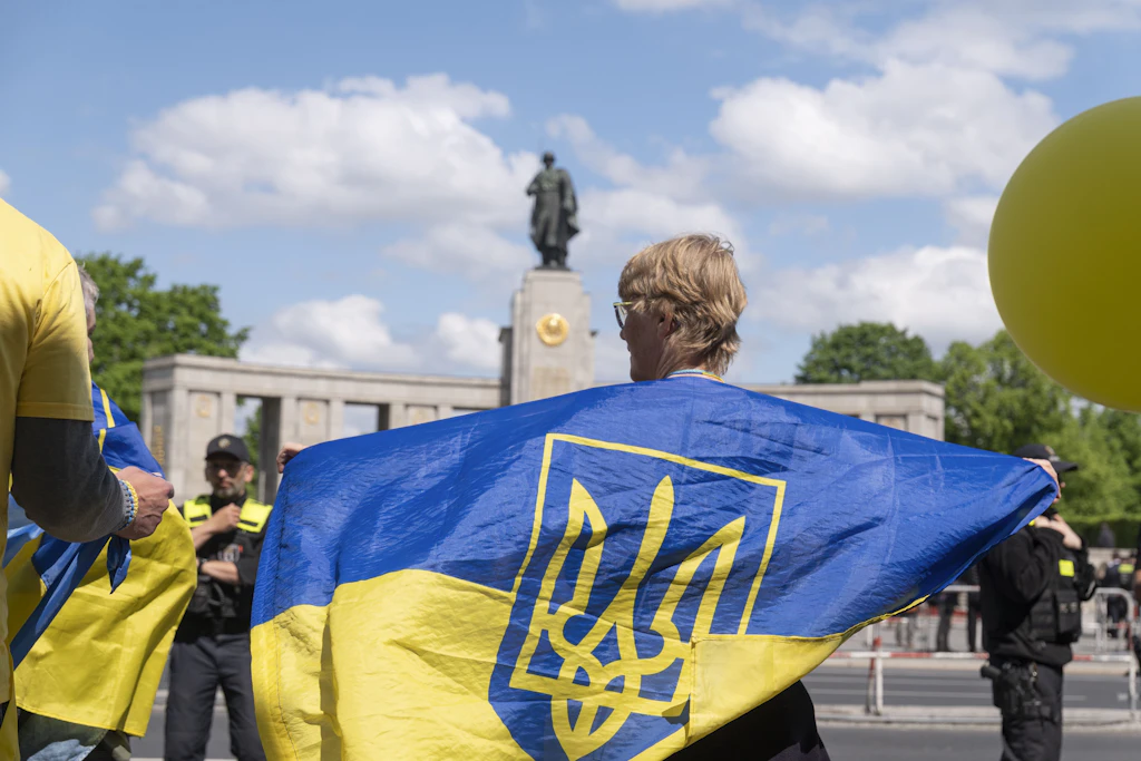 Kränze, Masken, Luftballons: Am „Tag des Sieges“ treffen Russen und Ukrainer aufeinander