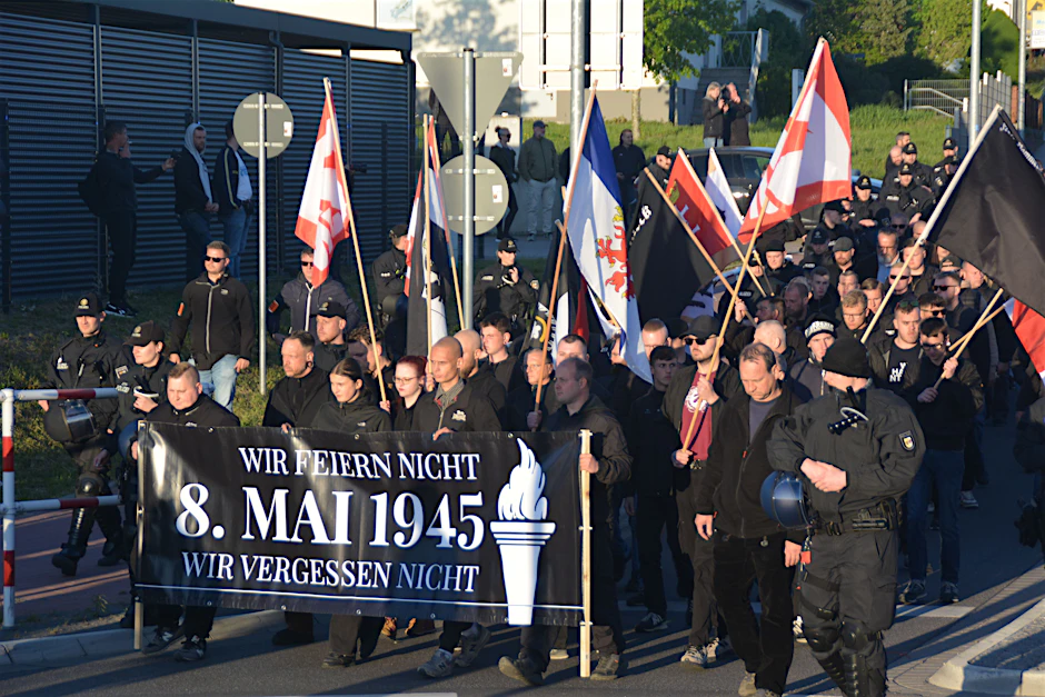Rund 300 Teilnehmer versammelten sich zum Trauermarsch der rechtsextremen Partei "Die Heimat" am 8. Mai in Demmin.  