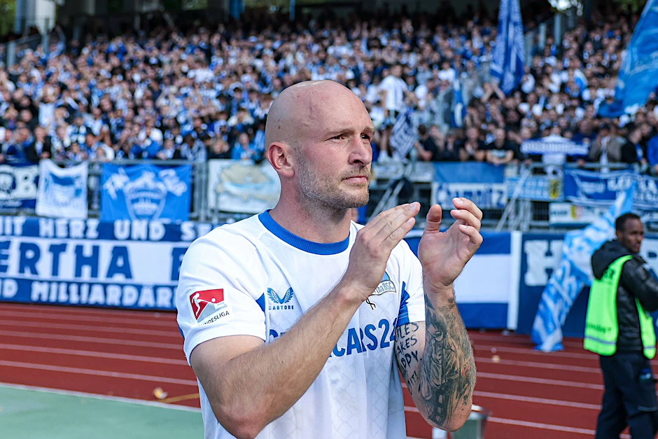 Toni Leistner verabschiedet sich Sonntag nach dem Spiel gegen Greuther Fürth von den Hertha-Fans.  Er kann mit Stolz auf drei blau-weiße Jahre zurückblicken.