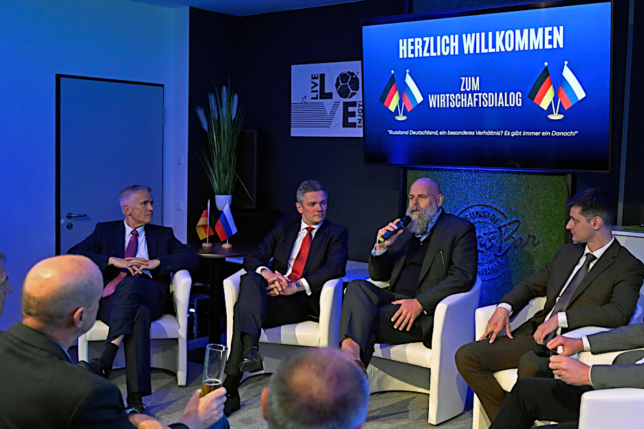 Der Abgeordnete Matthias Berger (l.) hatte zum Gespräch geladen: Denis Mikerin (2.v.l.) und Anton Pischikow (r.) von der russischen Botschaft waren erschienen. Holger Friedrich (2.v.r.) moderierte.