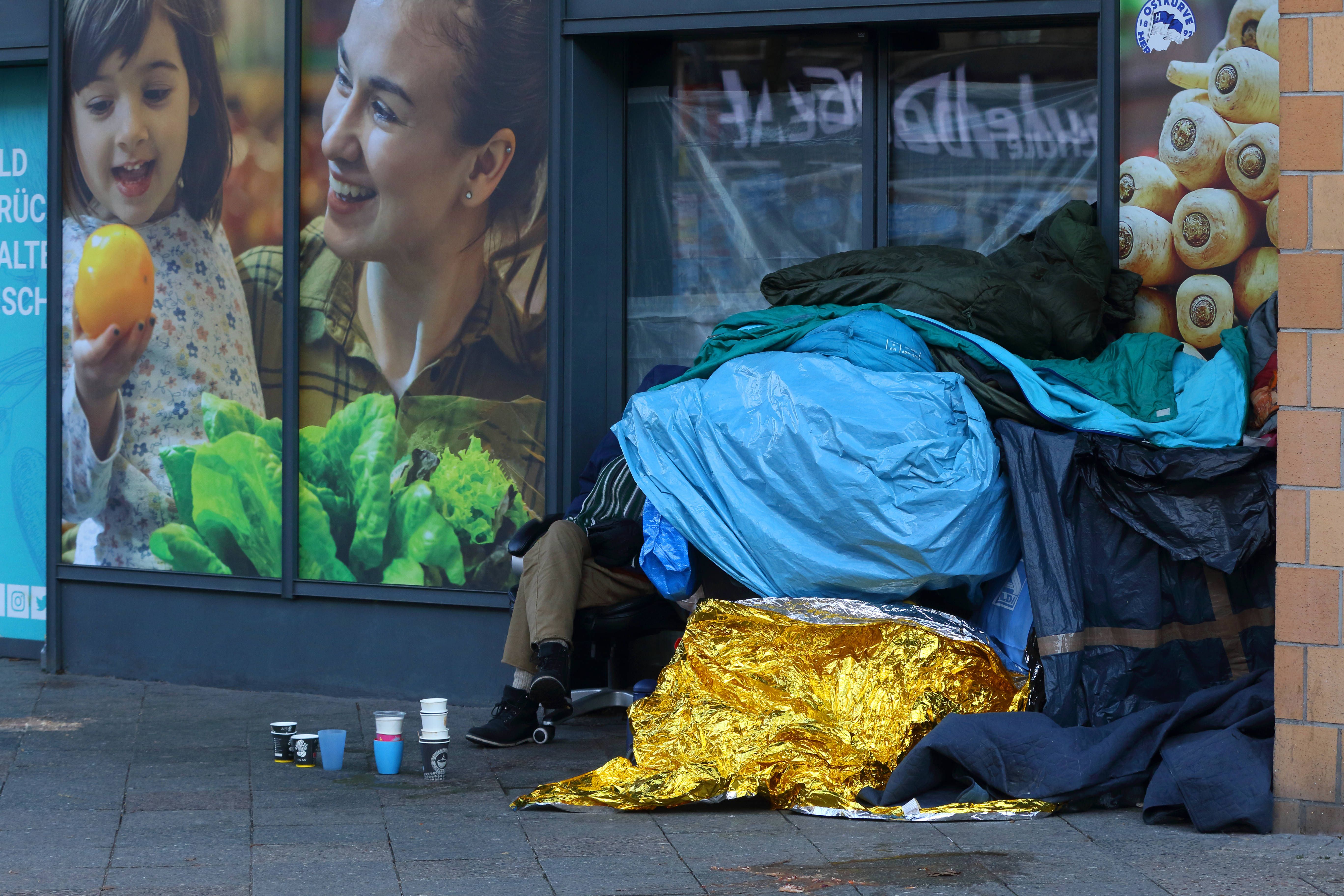 Kunden empört: Obdachlose werden vor Supermarkt mit Wasser verscheucht