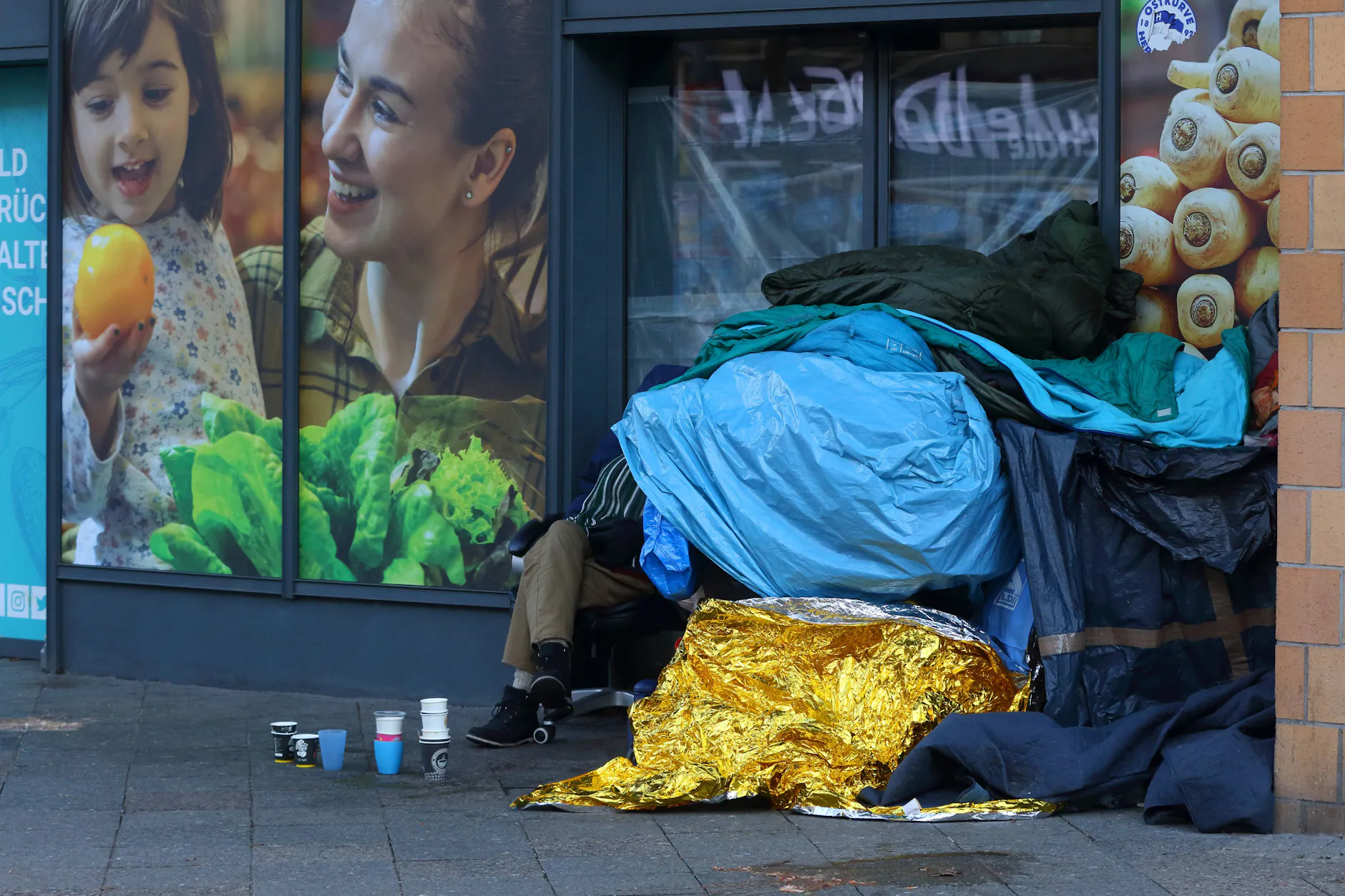 Vor einem Supermarkt haben Obdachlose ein Lager aufgeschlagen. Der Vermieter eines Netto-Supermarkts in Hannover geht jetzt rabiat gegen diese Menschen vor (Symbolbild).