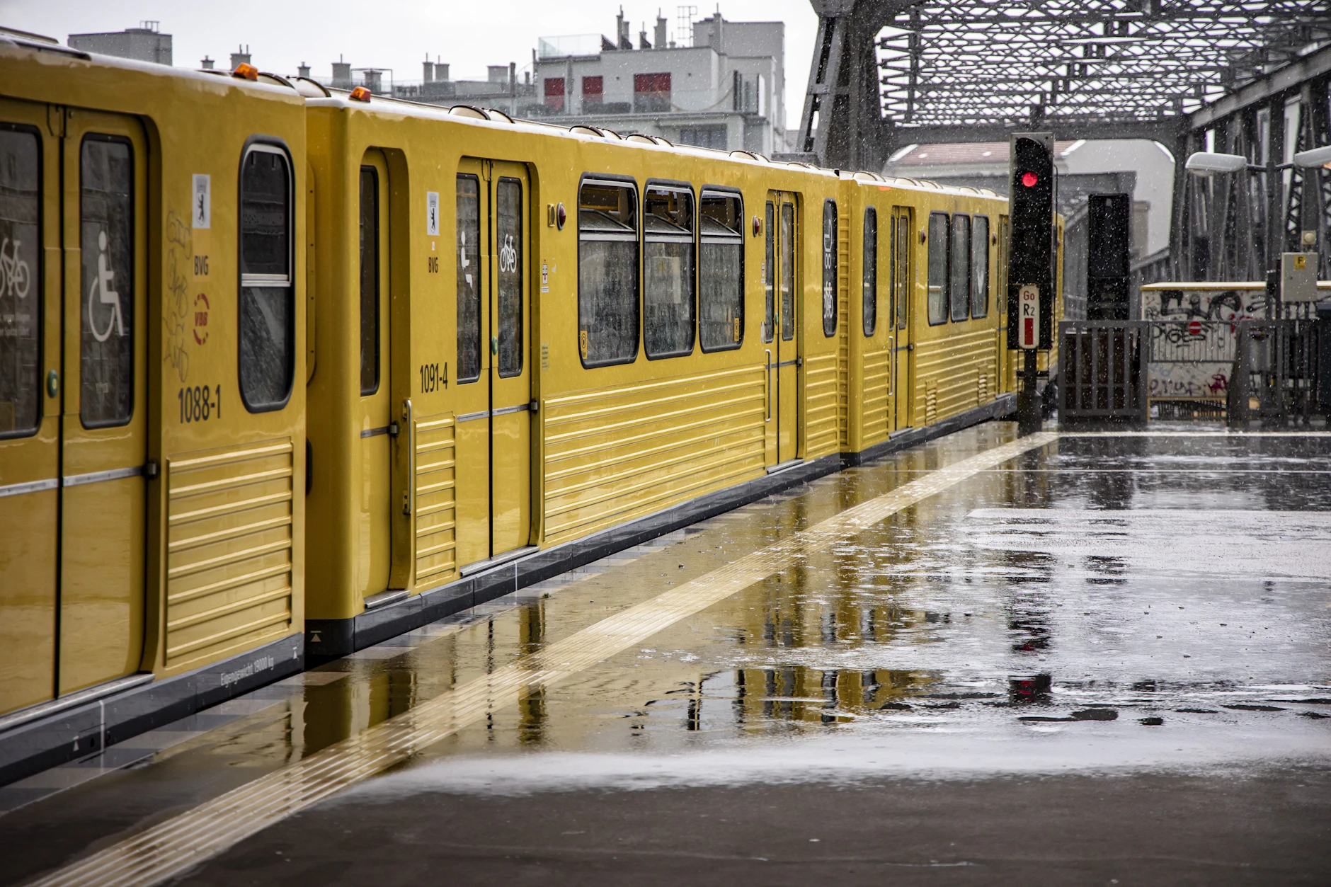 Der August könnte in diesem Jahr deutlich zu nass werden. Ein Zug der U1 fährt in den Berliner U-Bahnhof Gleisdreieck ein – an einem Regentag im August vor drei Jahren.