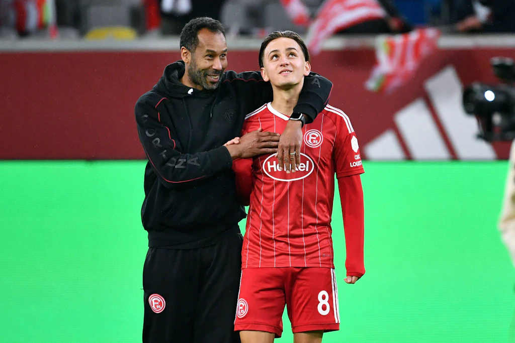 Werder Bremens Trainer Daniel Thioune will Herthas Michal Karbownik. Beide kennen sich von der gemeinsamen Zeit bei Fortuna Düsseldorf. 