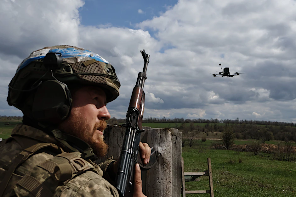 Ukrainische Rekruten ütrainieren militärische Fertigkeiten auf einem Übungsplatz in der Nähe der Frontlinie in der Region Saporischschja.
