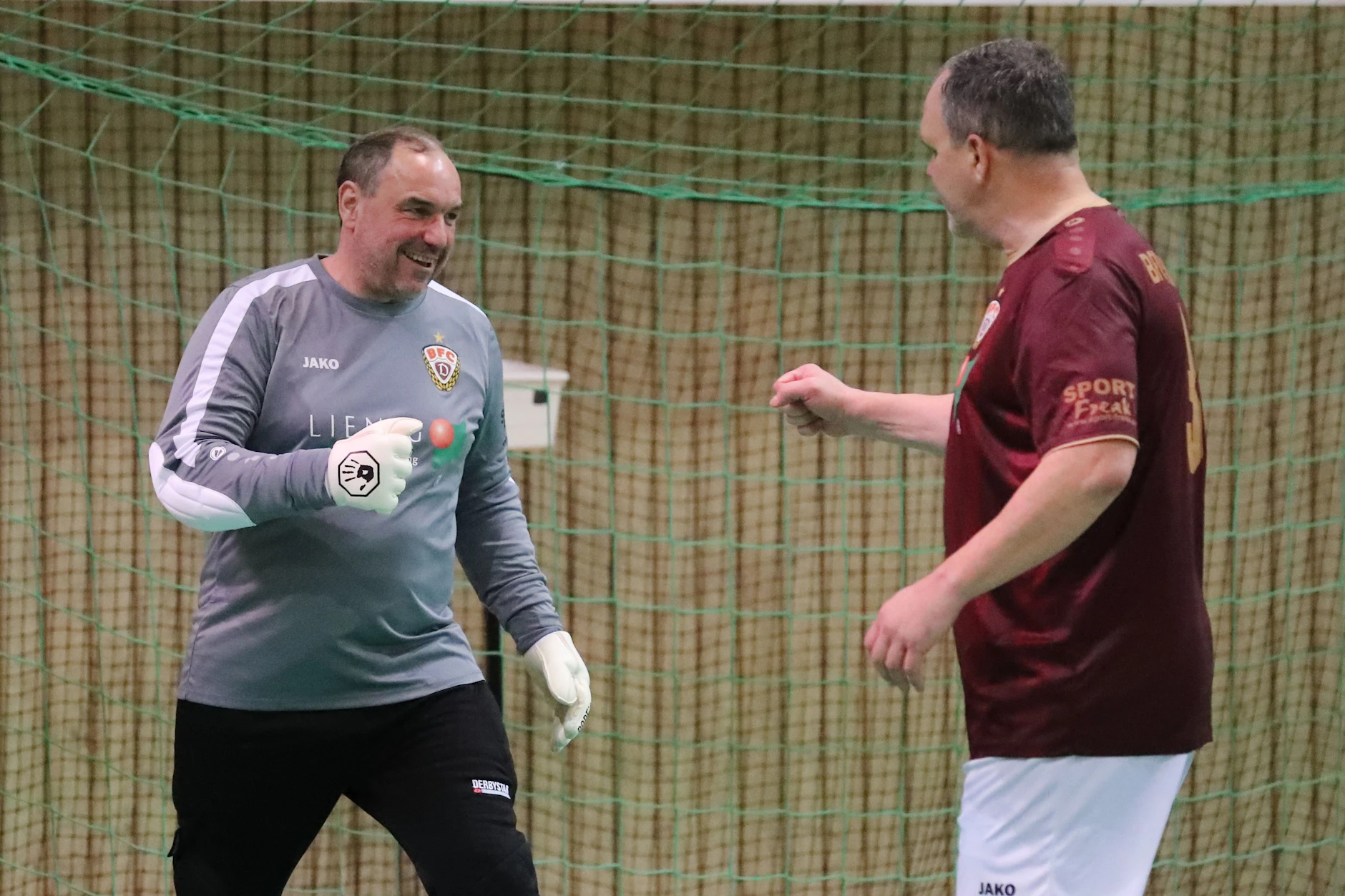 Nico Thomaschewski (l.) gibt in Dynamos Traditionsmannschaft weiter Vollgas, hat hier Spaß mit Jörn Lenz.