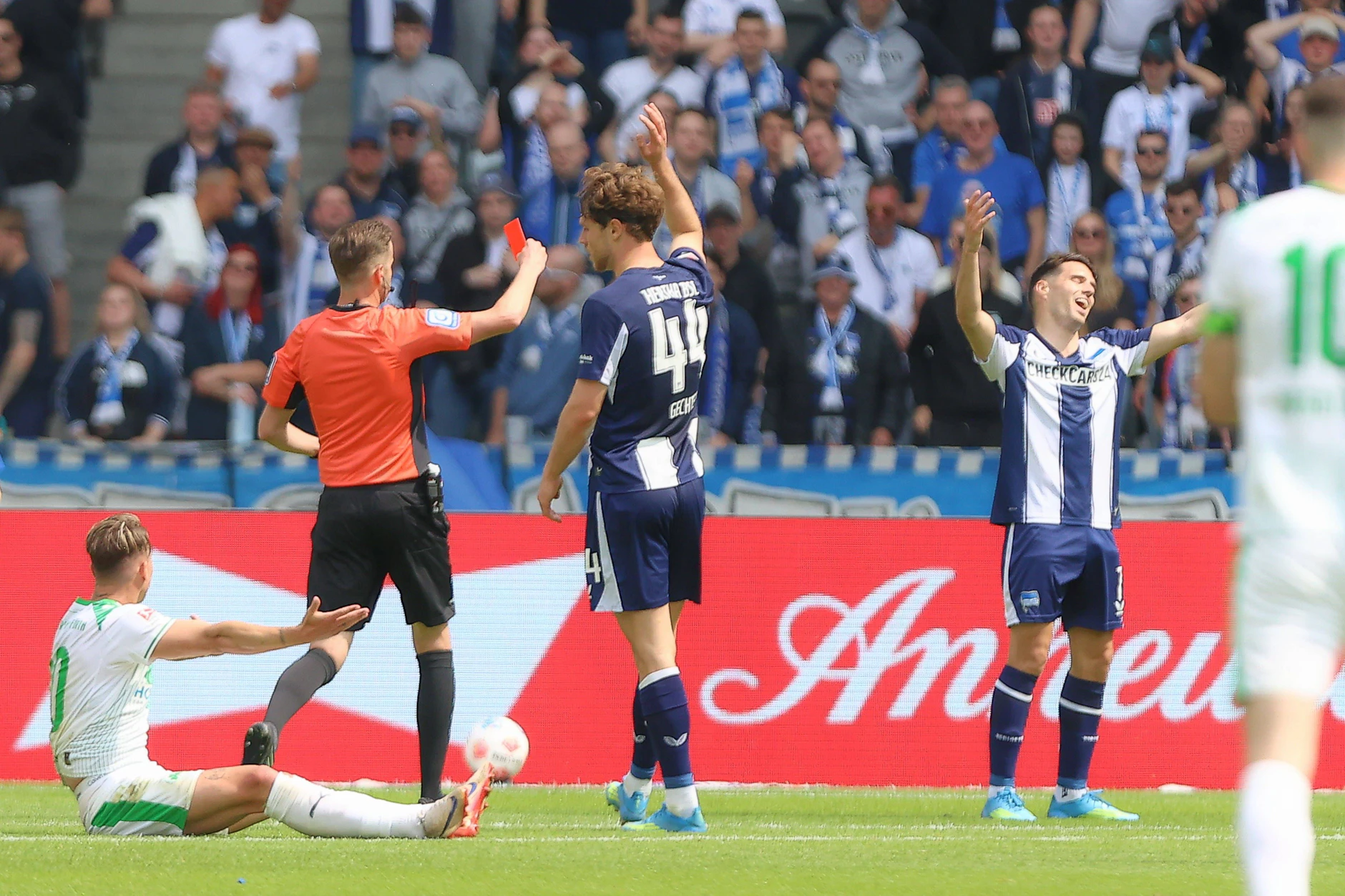 Schiedsrichter Michael Bacher zeigt Herthas Josip Brekalo die Rote Karte in der 32. Minute. 