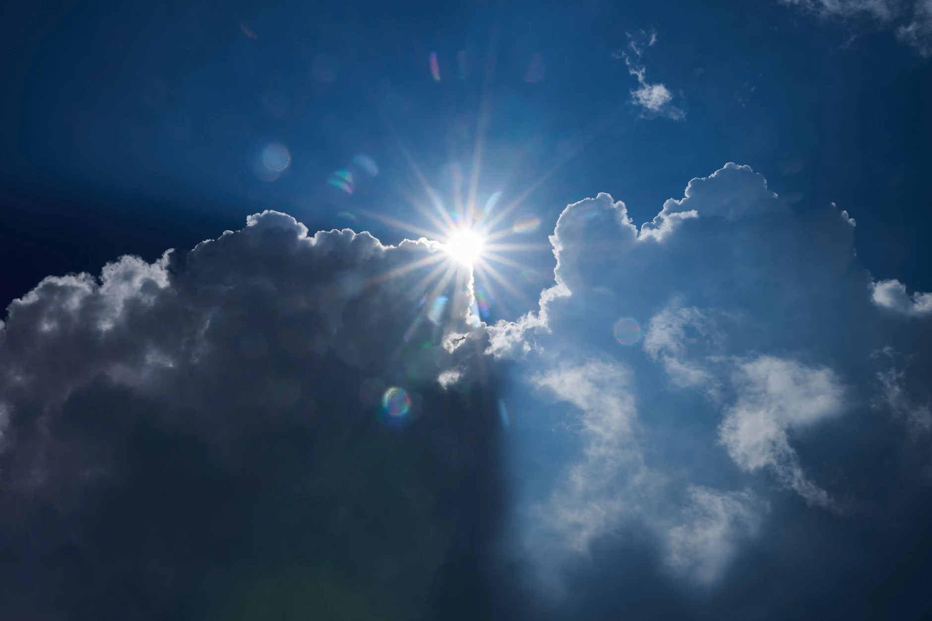 Die Sonne wird sich in der kommenden Woche immer wieder hinter den Wolken verstecken und keine richtige KRaft entwickeln, die Temperaturen fallen dementsprechend niedrig aus.