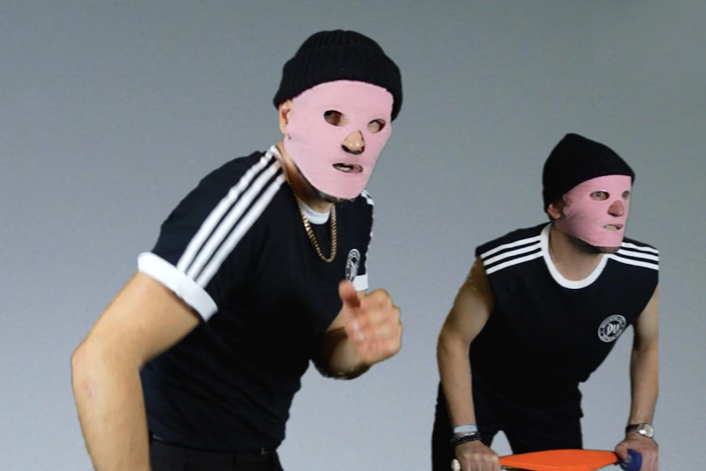 Sänger des Duos Deutsche Vita Dieter (l) und Keyboarder Vito (r) im Musikideo zu "PUDEL"