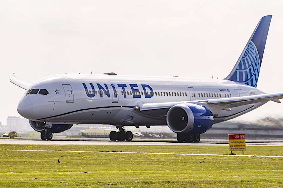 Eine Maschine der amerikanischen Fluggesellschaft United auf dem Rollfeld