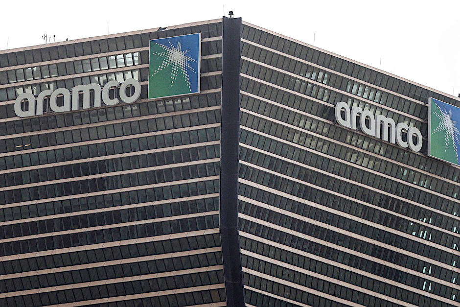 Das Saudi Aramco Logo ist auf einem Gebäude im King Abdullah Financial District in Riad zu sehen