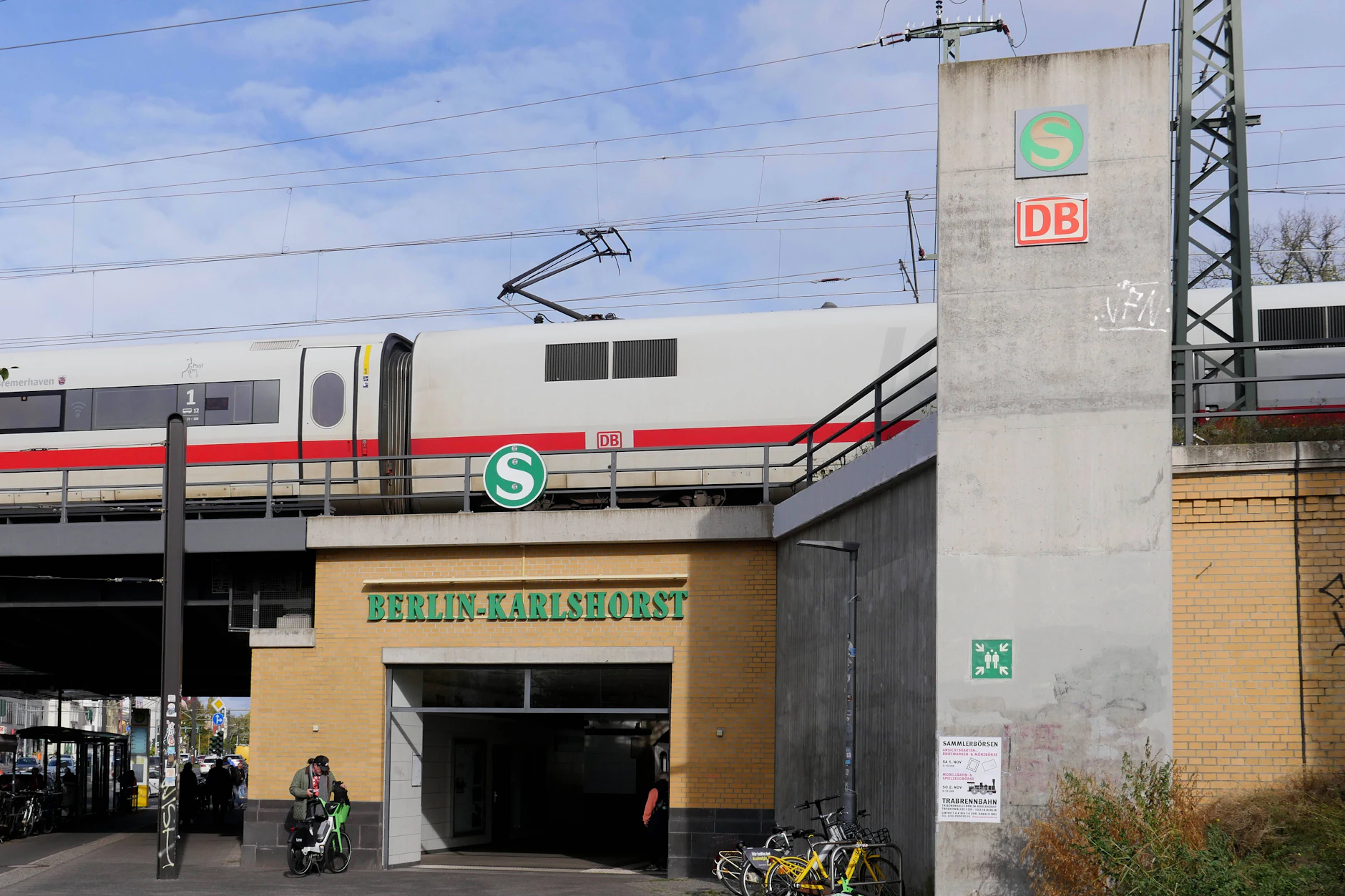 Der S-Bahnhof Karlshorst wird mal wieder zur Staufalle für Autofahrer.