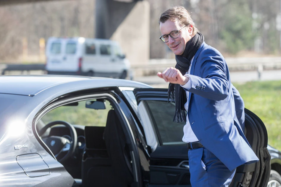 Hendrik Wüsts Panzer-Audi zu schwer: Theodor-Heuss-Brücke für ...
