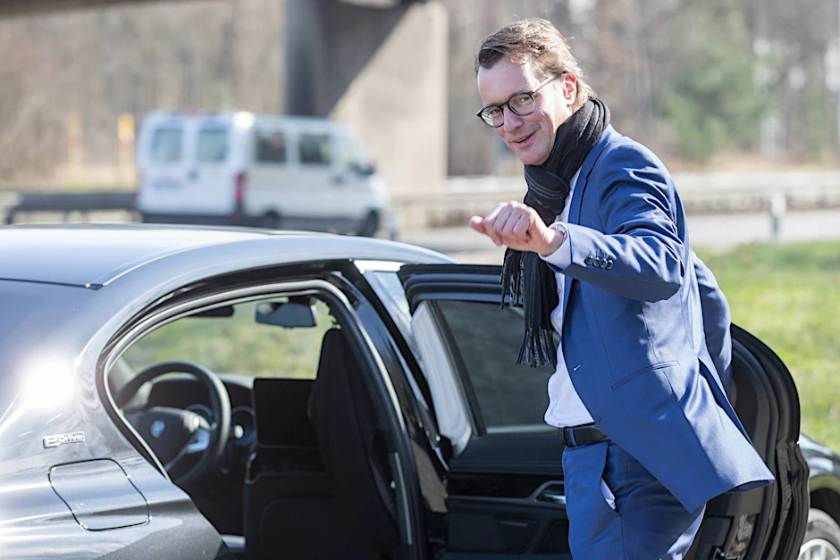 NRW-Ministerpräsident Hendrik Wüst darf mit seinem Dienstwagen die Düsseldorfer Theodor-Heuss-Brücke nicht mehr passieren.