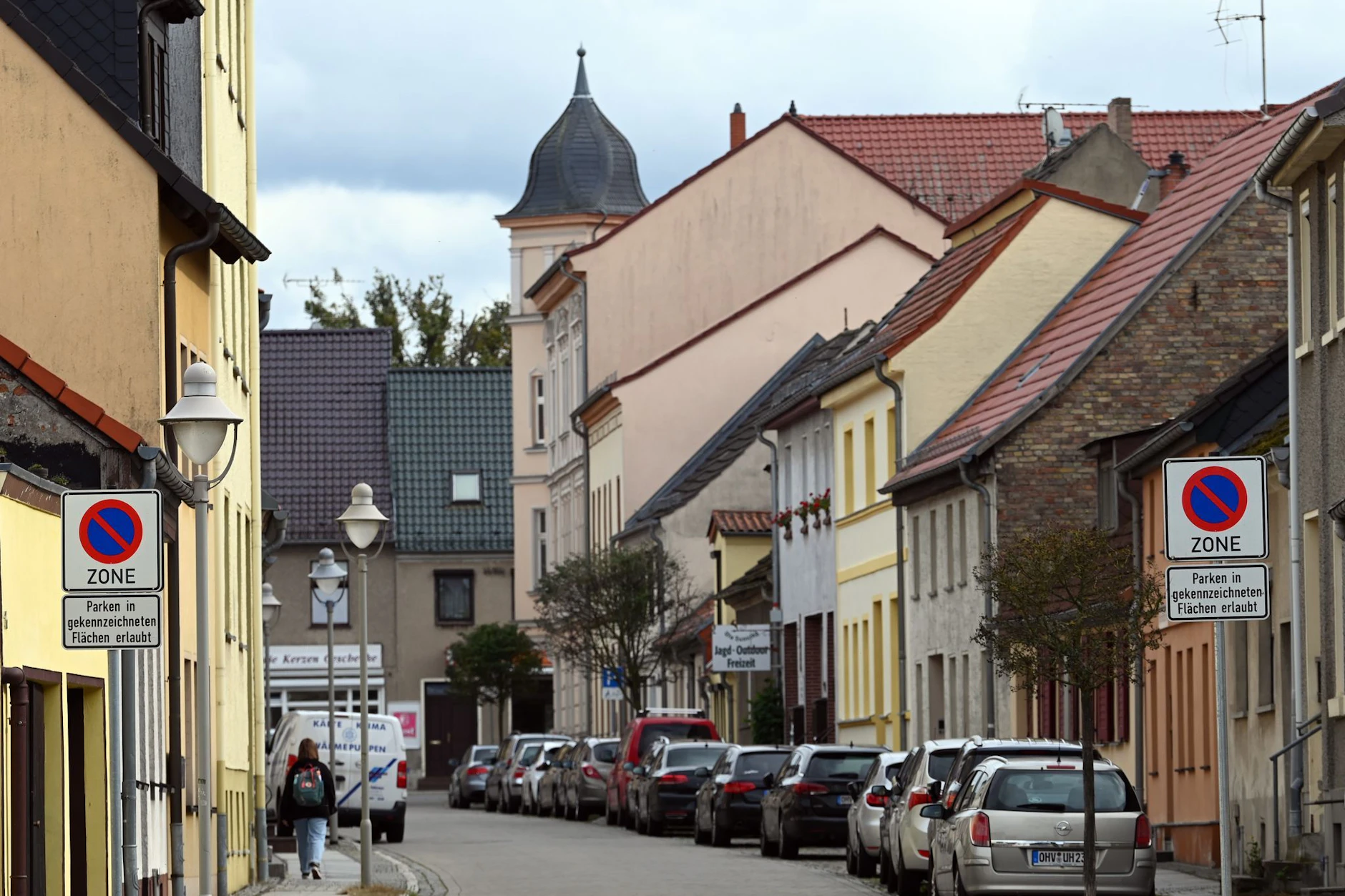 Erstmals ist ein AfD-Kandidat zum hauptamtlichen Bürgermeister einer Stadt in Brandenburg gewählt worden. In Zehdenick holte Kandidat René Stadtkewitz die meisten Stimmen.