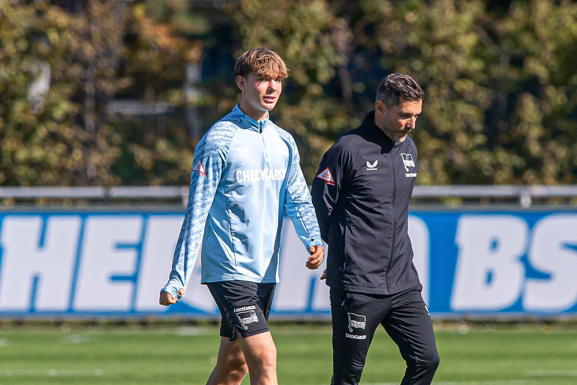Kennet Eichhorn und Hertha-Coach Stefan Leitl im Trainingsgespräch. Auch noch nächste Saison?