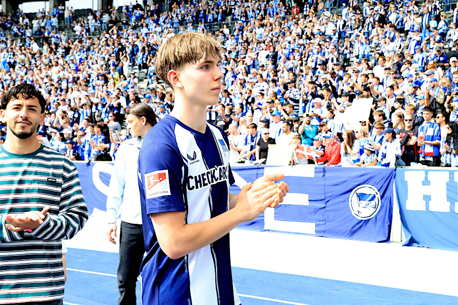 Kennet Eichhorn lässt sich nach dem 2:1-Heimsieg gegen Fürth in der Ostkurve von den Hertha-Fans feiern.