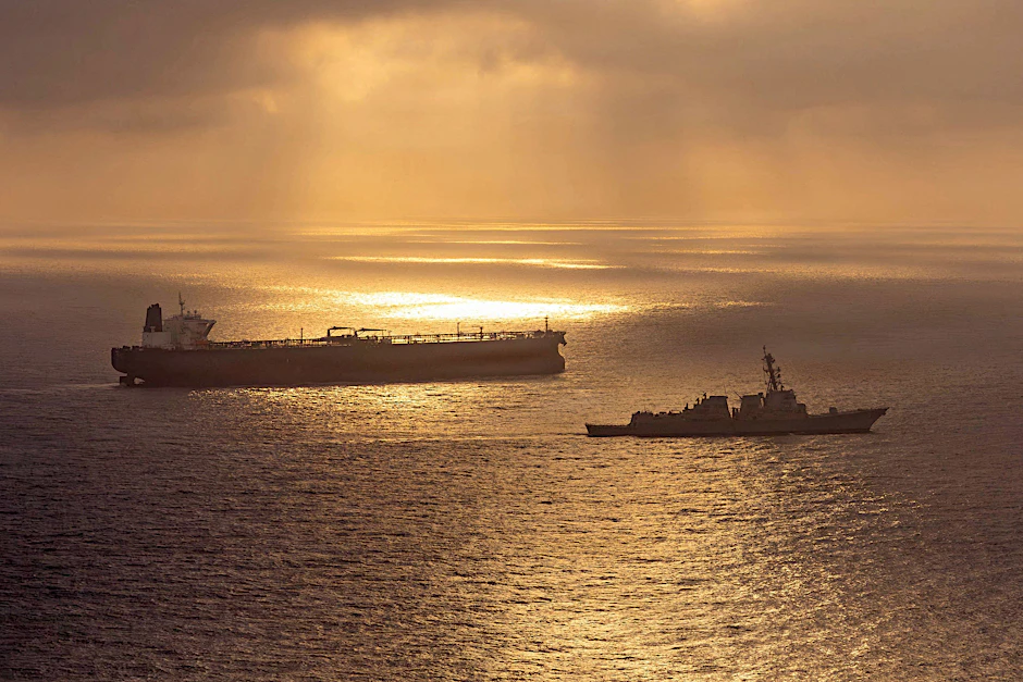 Die U.S. Navy blockiert einen iranischen Ölfrachter in der Straße von Hormus. Einem katarischen LNG-Tanker ist nun wohl die Passage gelungen.
