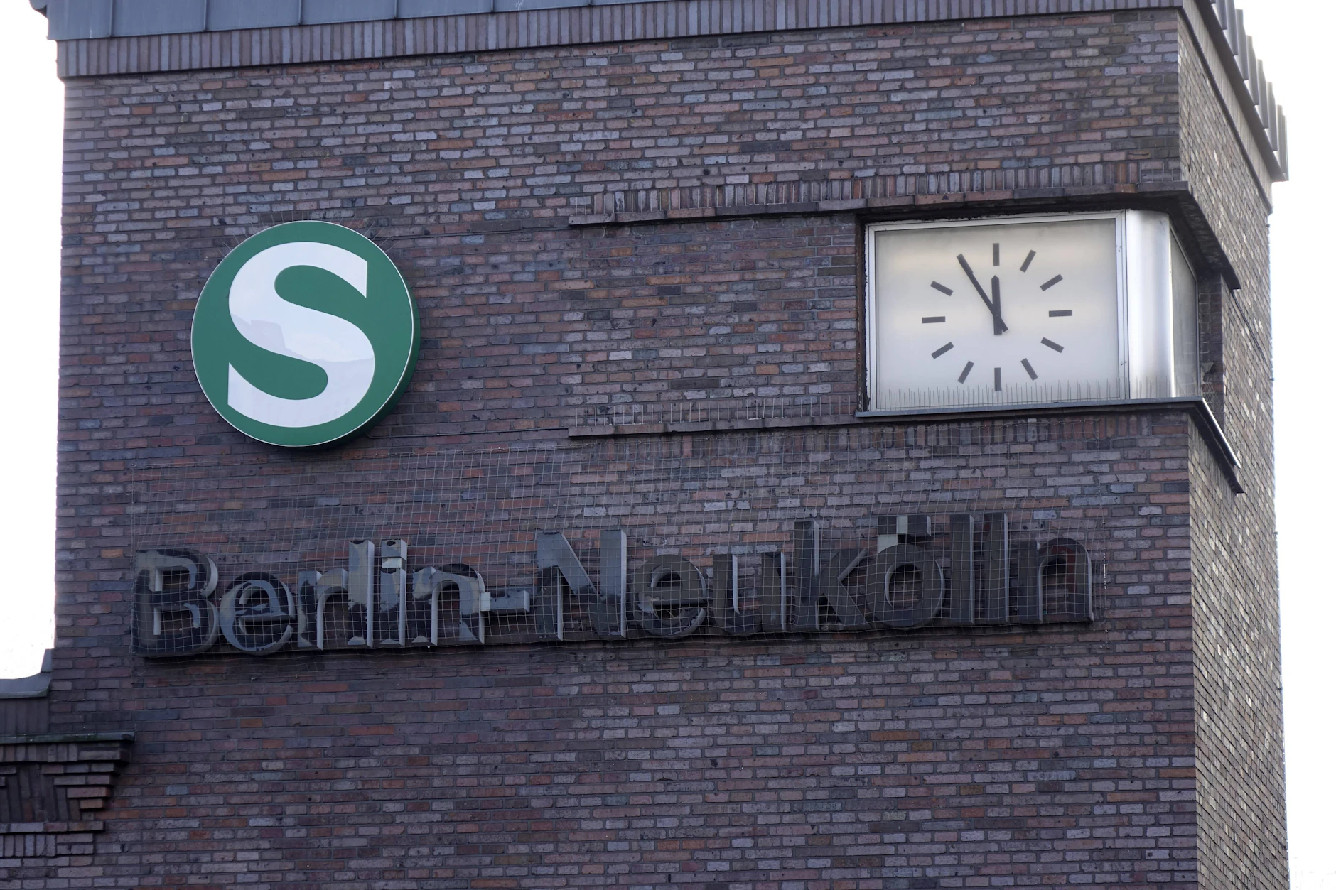 Am Bahnhof Neukölln ist die Karl-Marx-Straße in der Nacht voll gesperrt.