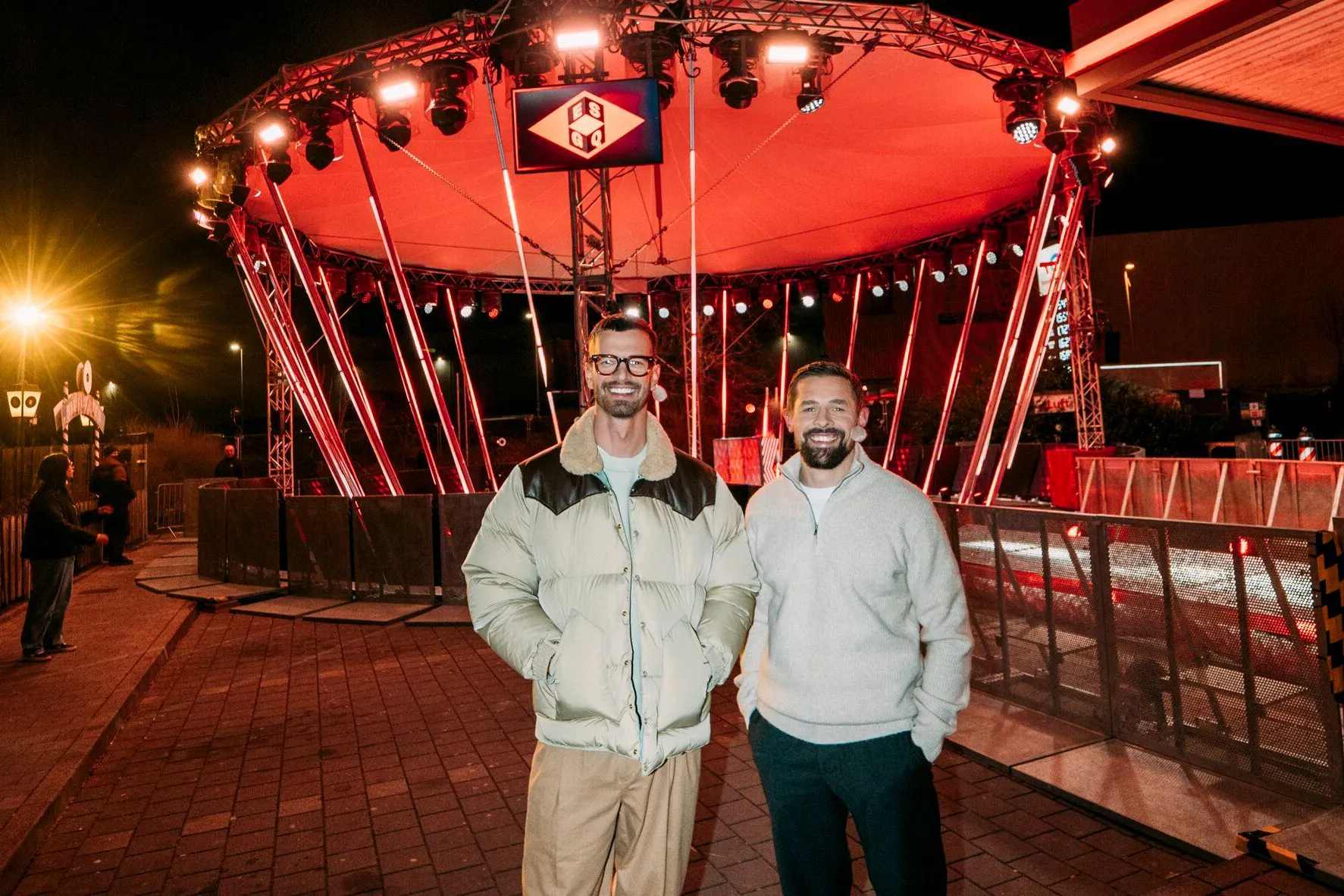Die Sendung „Ein sehr gutes Quiz“ führt Joko und Klaas an die verrücktesten Orte. Jede Woche bauen sie ihr Quizstudio woanders auf.