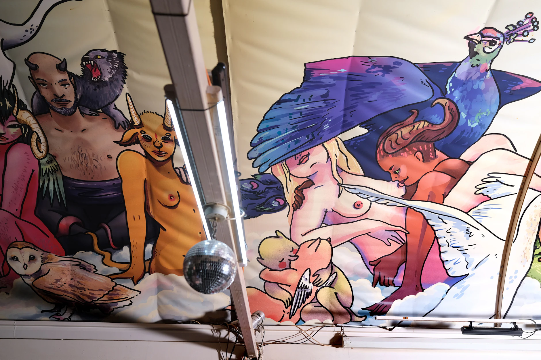 Fantasiewelten an der Decke – die Kunst im KitKatClub ist explizit, farbenfroh und überall.