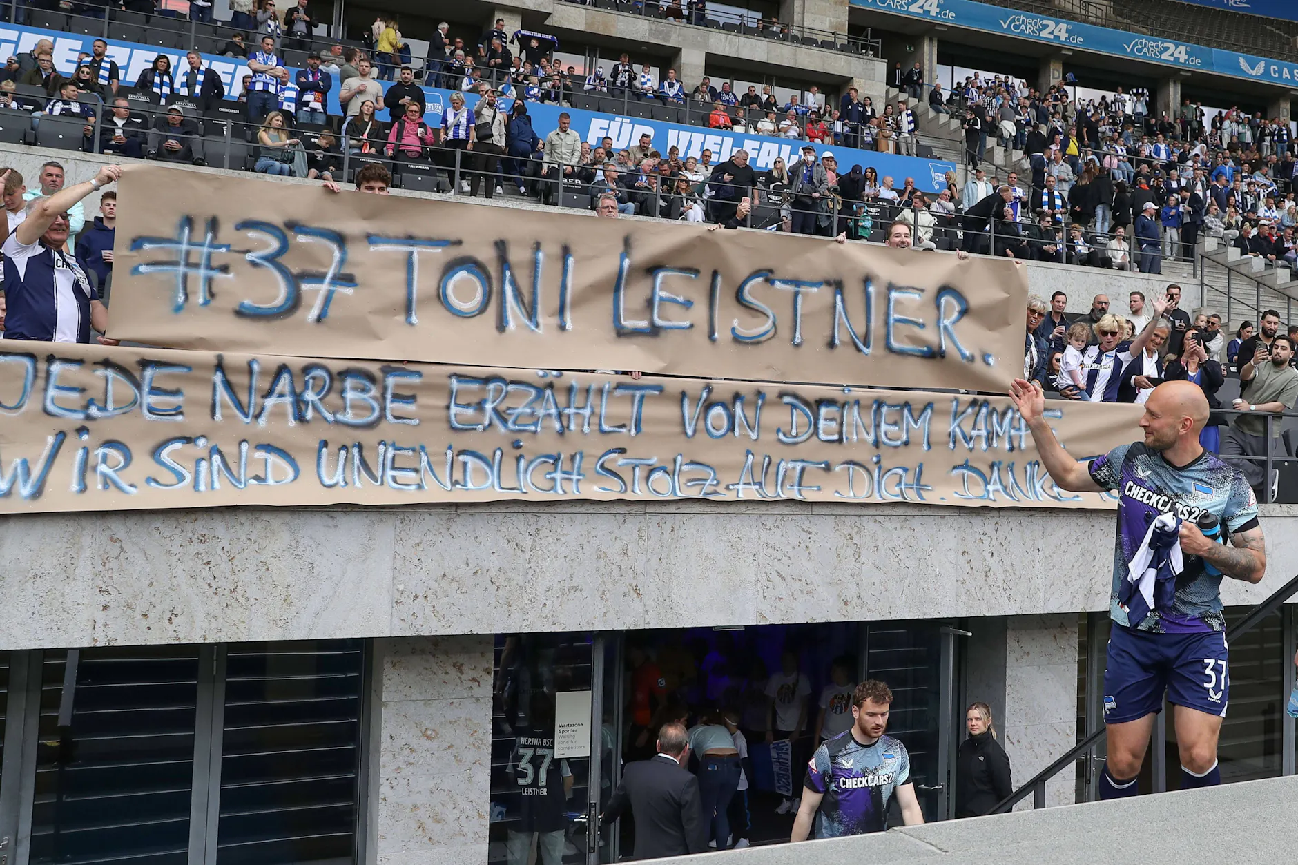 Herthas Fans bedankten sich mit zahlreichen Transparenten wie hier an der Haupttribüne des Olympiastadions bei Toni Leistners Abschied.