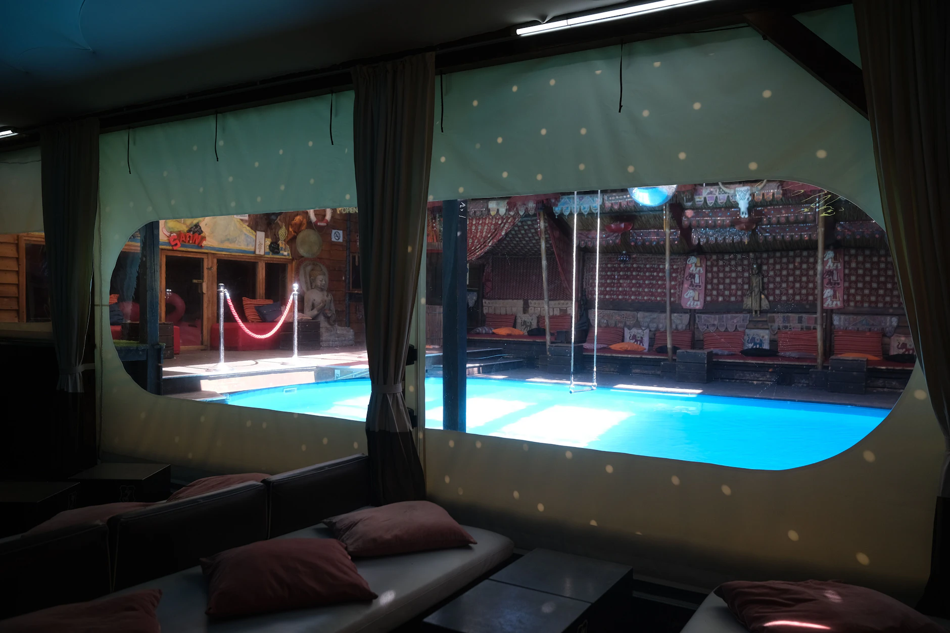 Ein Swimmingpool mitten im Club – der KitKatClub hat Bereiche, die man so nirgendwo sonst findet.