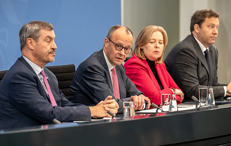 Friedrich Merz sitzt Mitte April 2026 auf einer Pressekonferenz neben Markus Söder, Bärbel Bas und Lars Klingbeil. (Symbolbild)