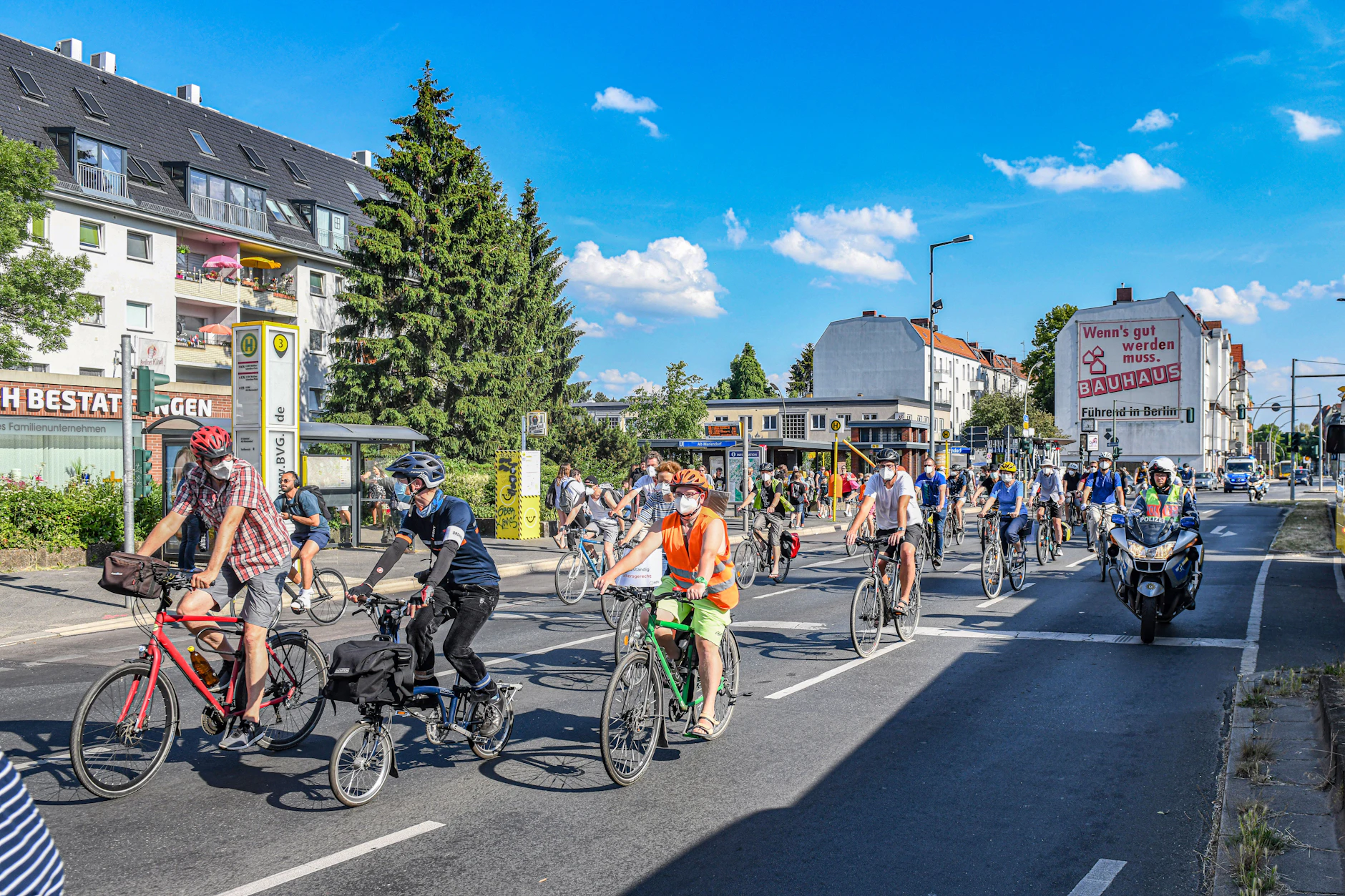Archivbild: Der ADFC Tempelhof demonstrierte mit einer Fahrraddemo im Juni 2021 an der Marienfelder Allee und fordert sichere und geschützte Fahrradwege.