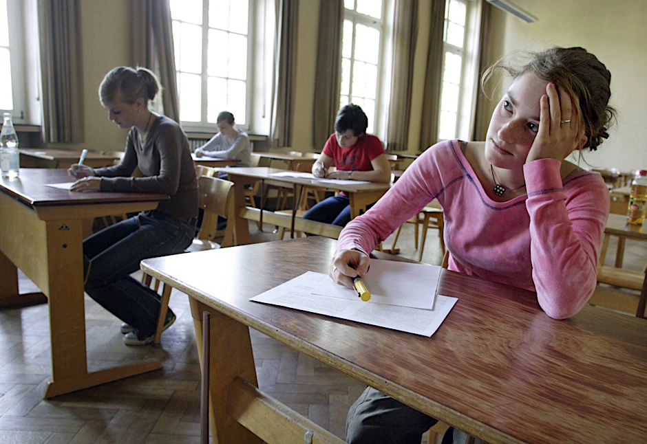 Chemie-Abitur am Limit: Widersprüchliche Aufgaben verunsichern Tausende Schüler.