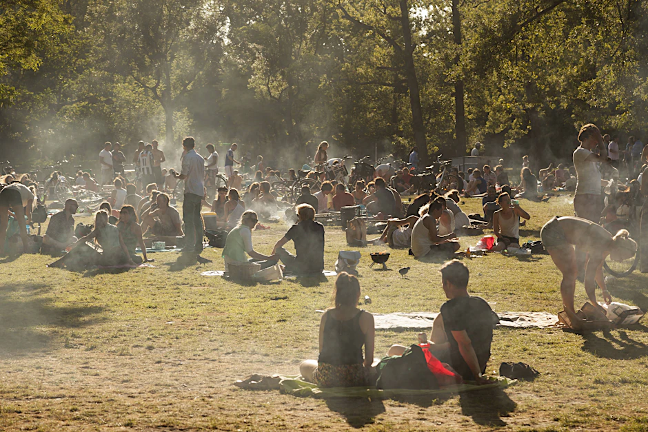 Volksvergnügen im Park: Schwaden und Müll lassen auch Unbeteiligte am Vergnügen teilhaben.