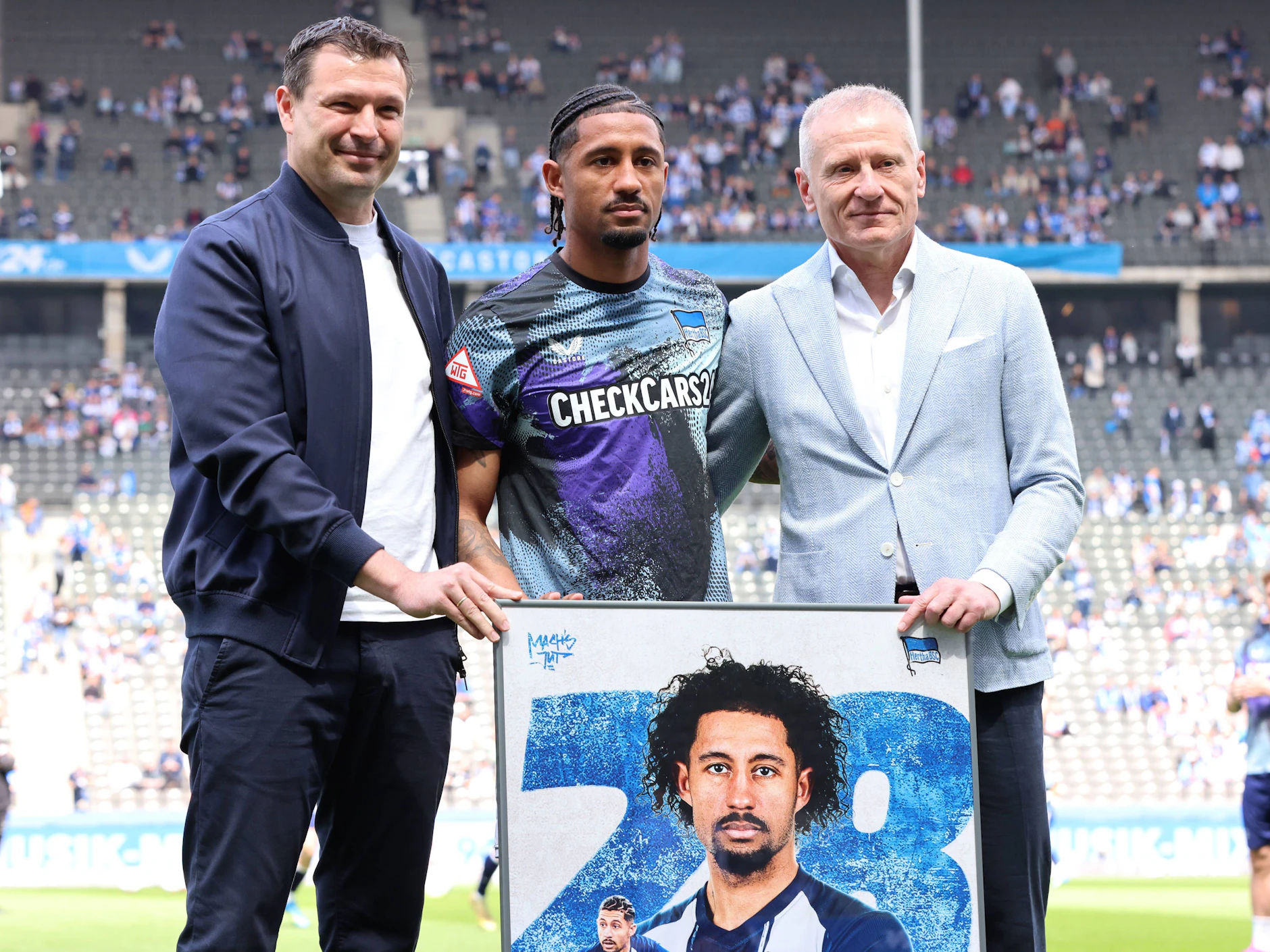 Sportdirektor Benjamin Weber und Geschäftsführer Dr. Peter Görlich verabschiedeten vor dem letzten Heimspiel gegen Fürth Jeremy Dudziak.