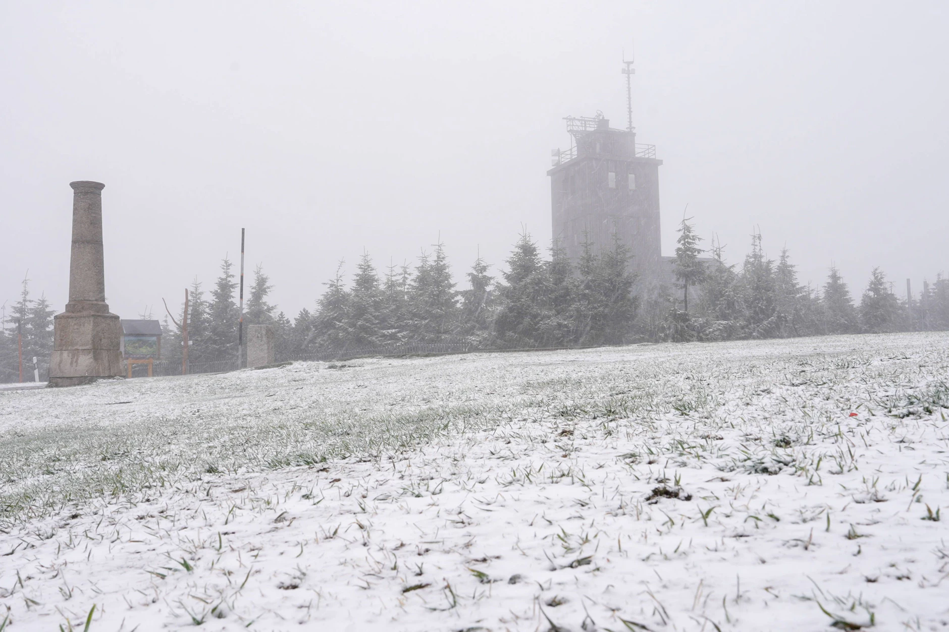 Auch auf dem Fichtelberg im Erzgebirge kann es heute Nacht wieder schneien.