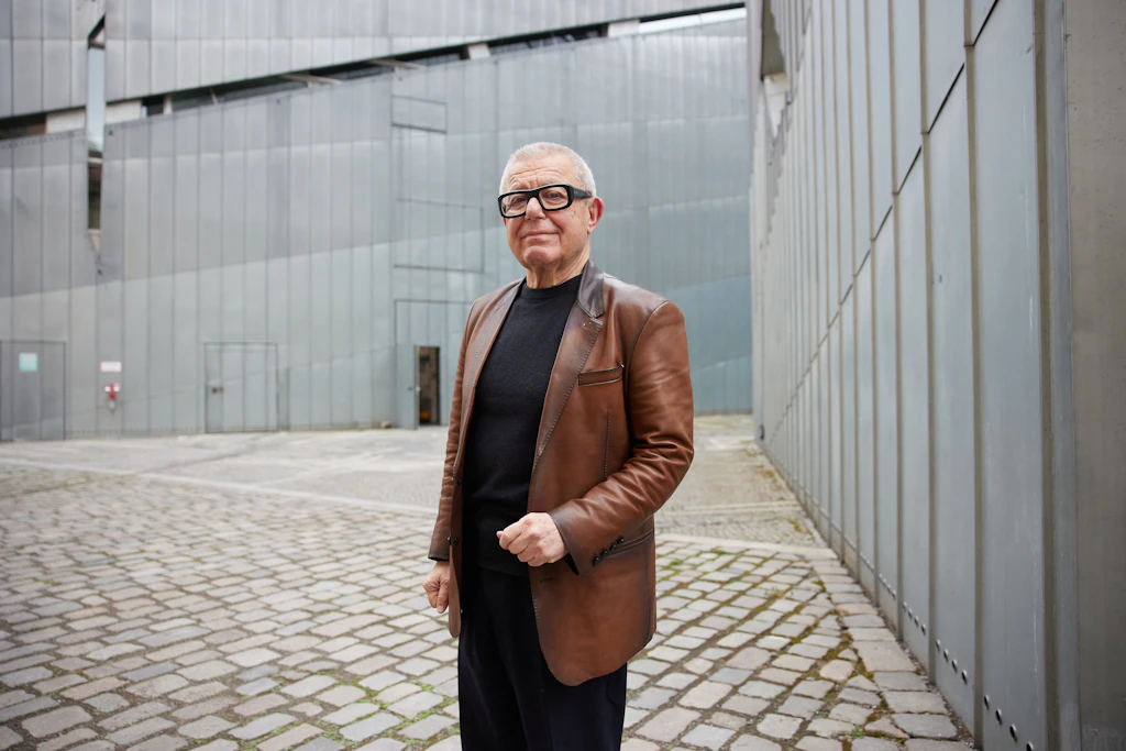 Der Architekt Daniel Libeskind vor dem Jüdischen Museum. Seit 8. Mai wird dort die Ausstellung „Between the Lines. Daniel Libeskind und das Jüdische Museum Berlin“ gezeigt.