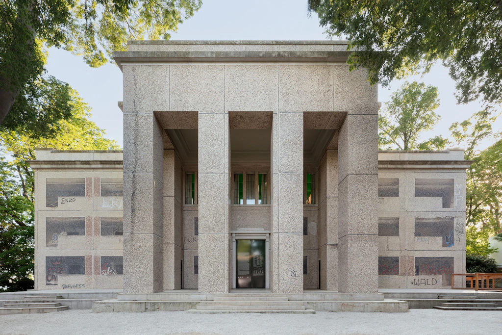 Die innere Front: Wie die Engel der Geschichte den deutschen Pavillon in Venedig stürmen