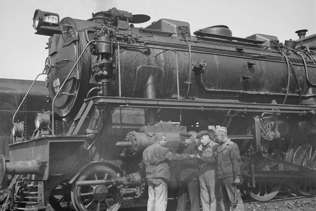 US-Amerikaner und Sowjets inspizieren einen von Deutschen gefertigten Motor im Iran, März 1943.