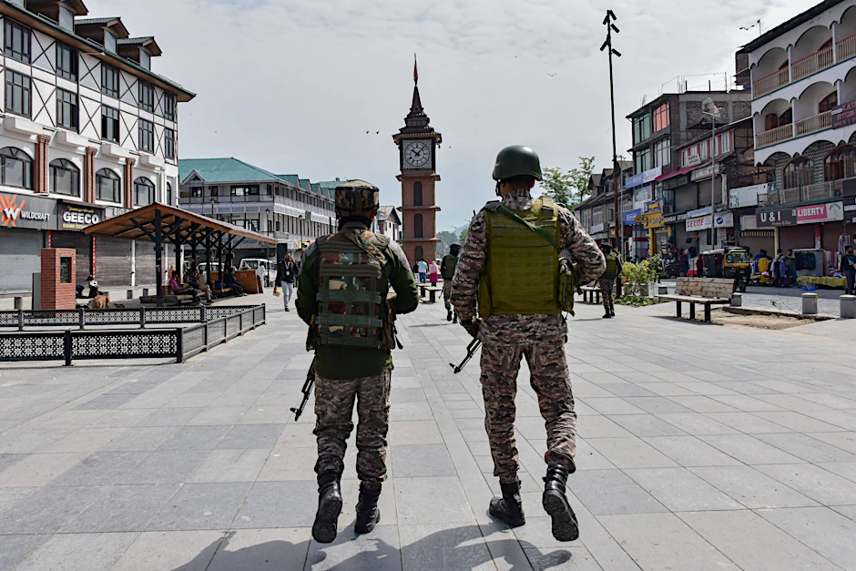 Indische Paramilitärs patrouillieren im Kaschmir. Nach dem tödlichen Anschlag auf Touristen in Pahalgam bleiben die Spannungen zwischen Indien und Pakistan hoch.