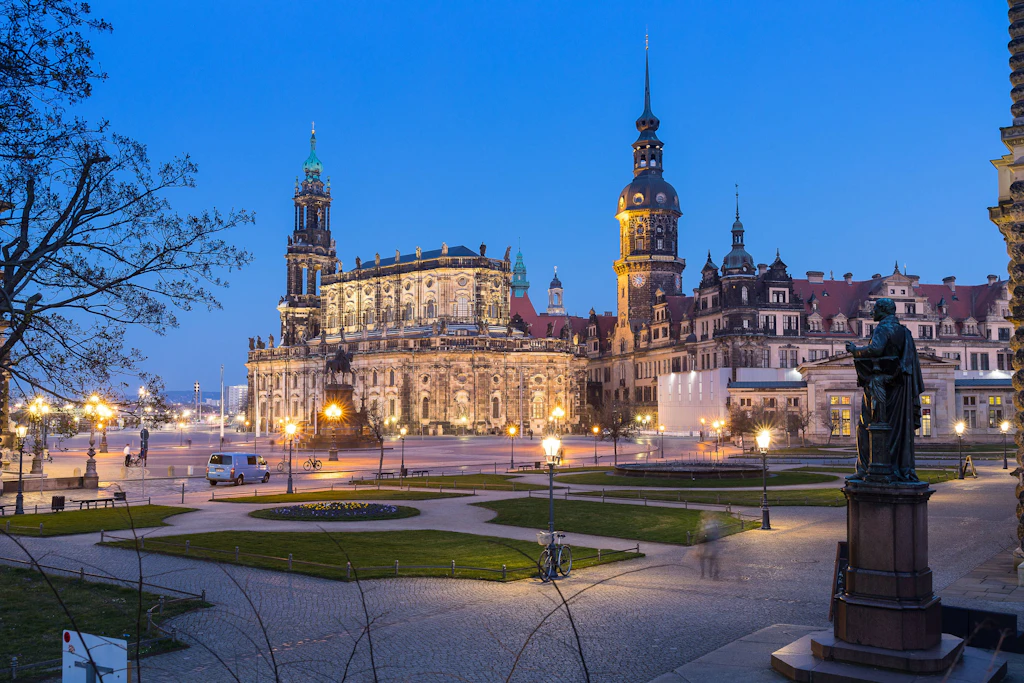 Das Carl-Maria-von-Weber-Denkmal auf dem Theaterplatz. Im Hintergrund sind die katholische Hofkirche sowie das Residenzschloss zu sehen.