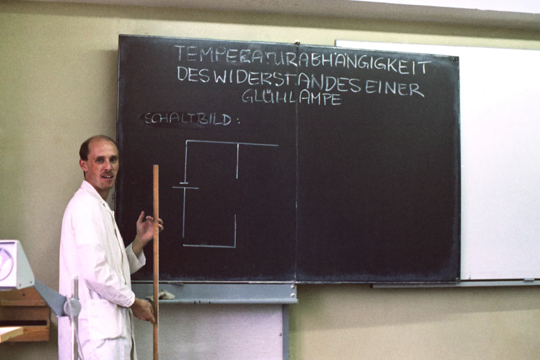 Ein Physiklehrer aus der DDR erläutert an einer der Schultafel ein Schaltbild. Lehrer verdienten Ende der 80er Jahre 1300 Mark und mehr.
