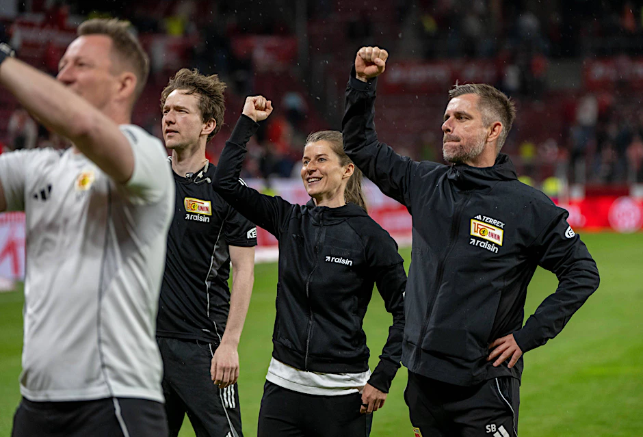 Marie-Louise Eta (M.) genießt ihren ersten Sieg als Cheftrainerin in der Bundesliga.