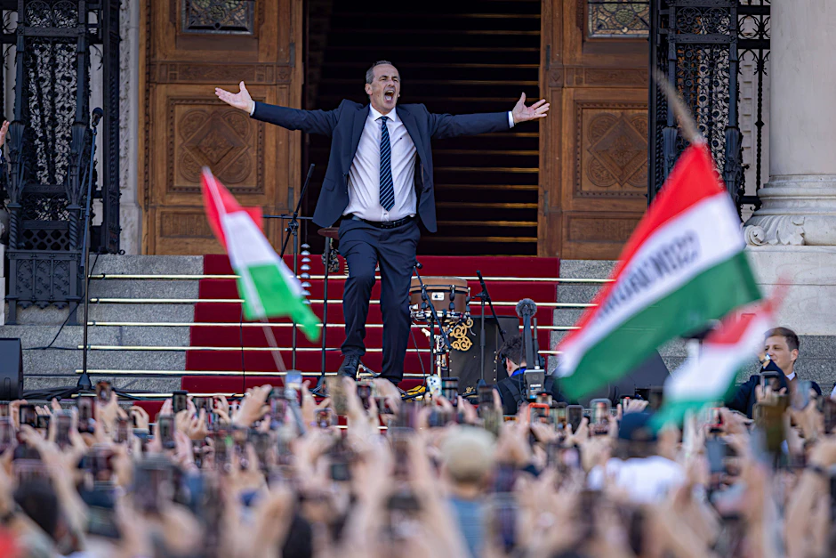 Der künftige ungarische Gesundheitsminister Zsolt Hegedűs heizt vor dem Parlament in Budapest die Magyar-Anhänger an.