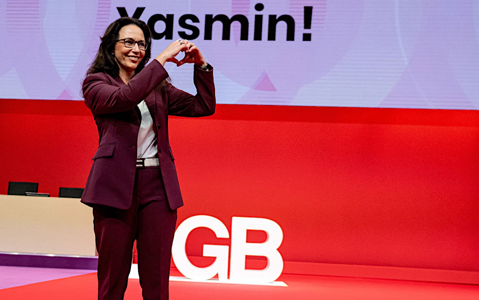 Yasmin Fahimi, DGB-Chefin, steht nach ihrer Wahl am Ordentlichen Bundeskongress des Deutschen Gewerkschaftsbundes (DGB) auf der Bühne.