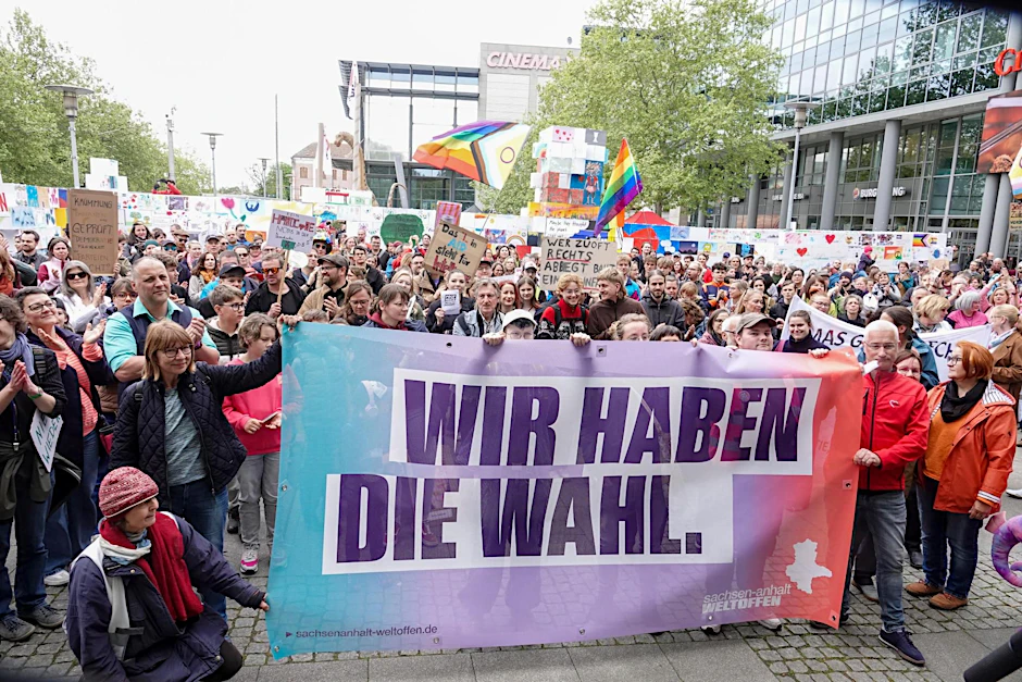 Am 9. Mai fand in Magdeburg die dritte PRÜF-Demo für Sachsen-Anhalt statt: 1500 Menschen zogen dabei auch durch die Innenstadt.