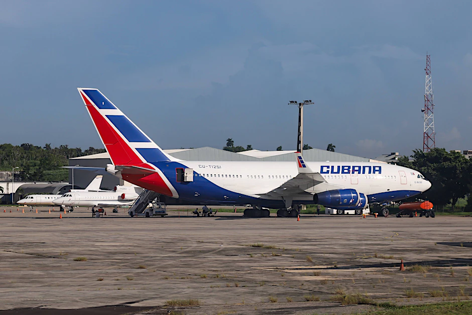 Eine Maschine von Cubana de Aviación am Flughafen in Havanna
