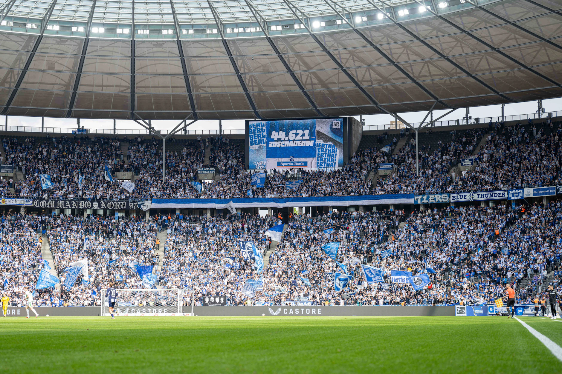 44.621 Fans kamen zum letzten Heimspiel von Hertha BSC gegen Fürth. Die Ostkurve ist immer gefüllt. Doch Hertha leidet trotzdem an Zuschauerschwund.